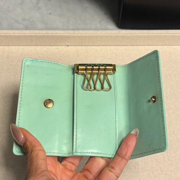 Louis Vuitton Monogram Vernis 4 Key Holder - Picture 3 of 12